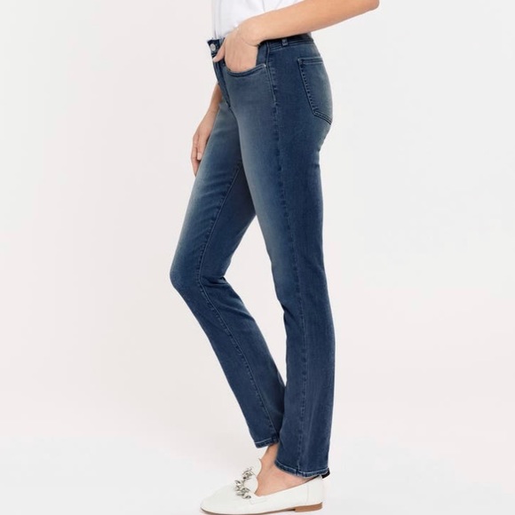 1 hour sale - 🔥NYDJ, Alina style blue jeans (excellent condition)